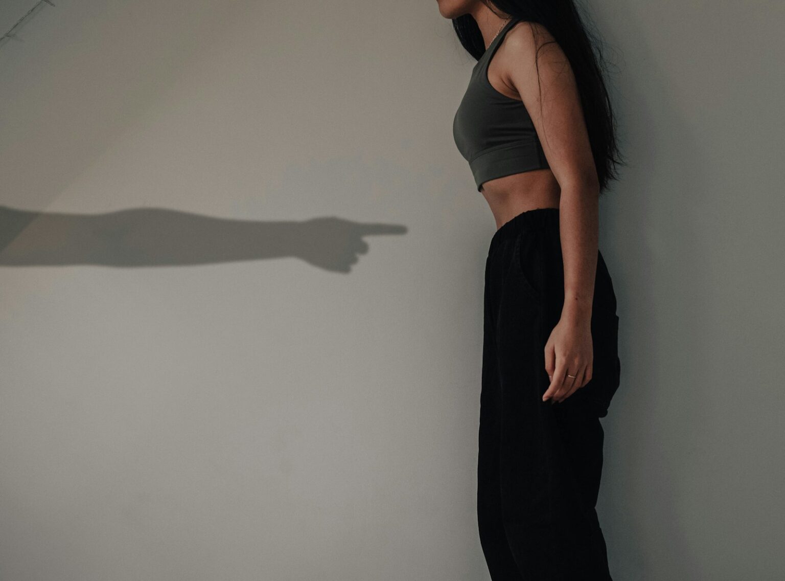 Les 10 techniques de manipulation mentale les plus utilisées et comment les contrer woman in black tank top and black pants