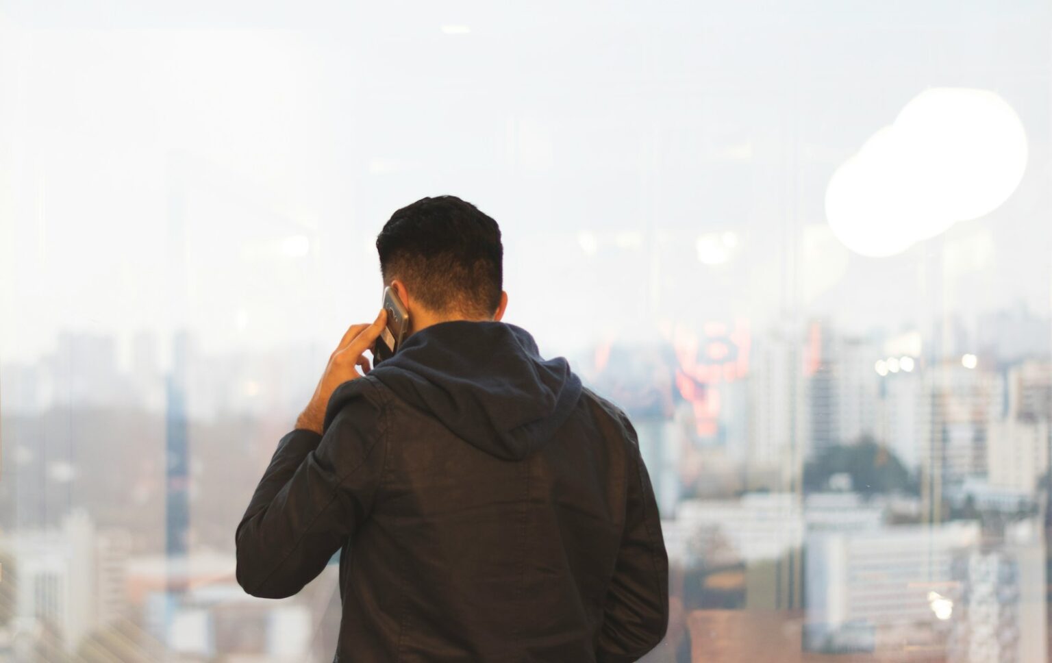 Comment enregistrer ses appels téléphoniques sur smartphone ? person holding phone