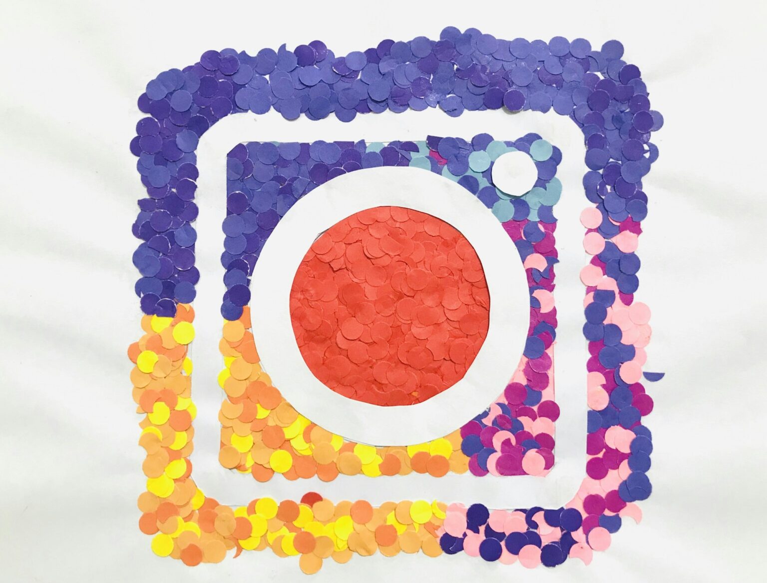 Tout ce qu’il faut savoir sur les notes dans Instagram Instagram logo made by thousands of colorful circles 14