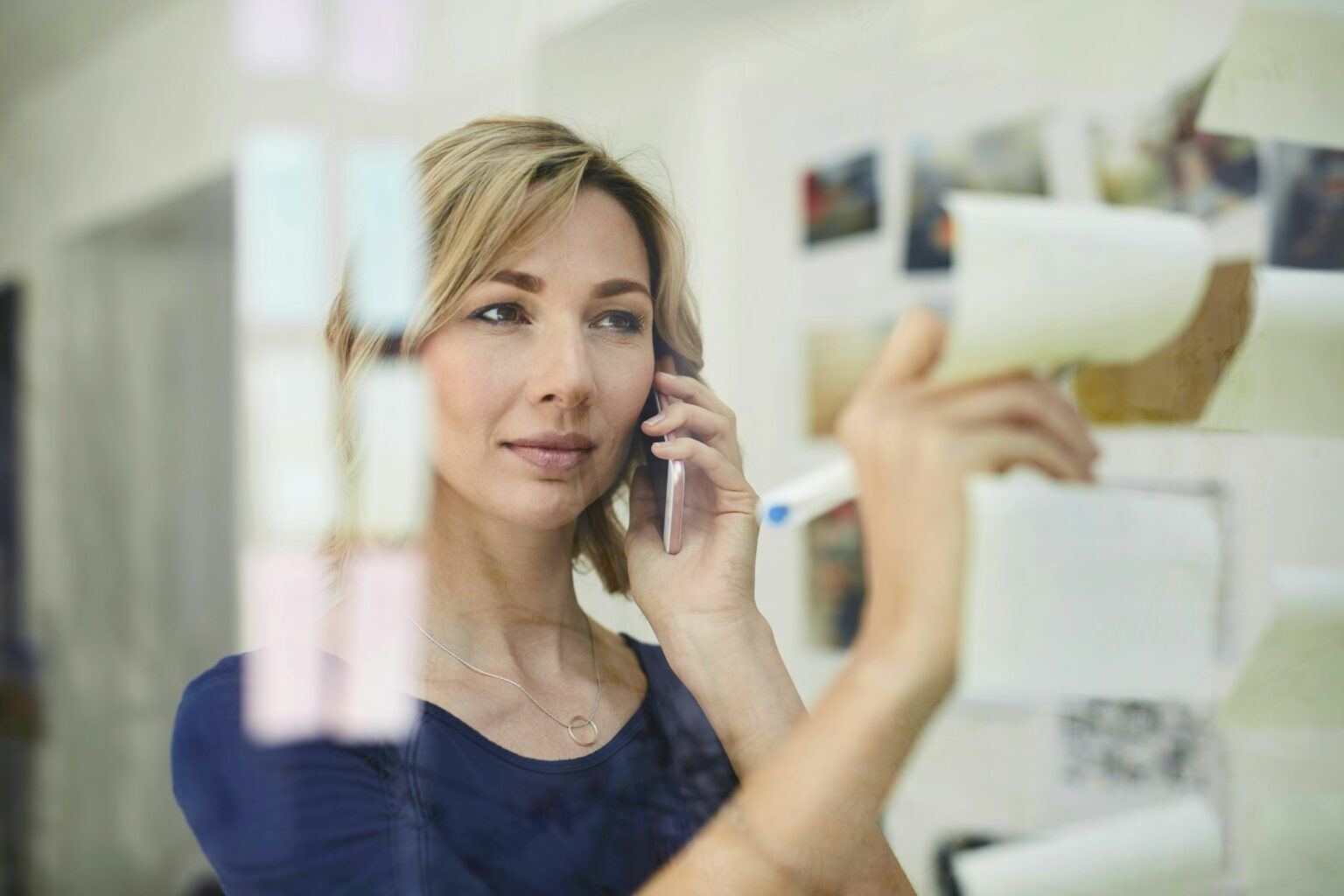 Comment savoir si un numéro est surtaxé ? Portrait of blond woman writing on notepad and calling