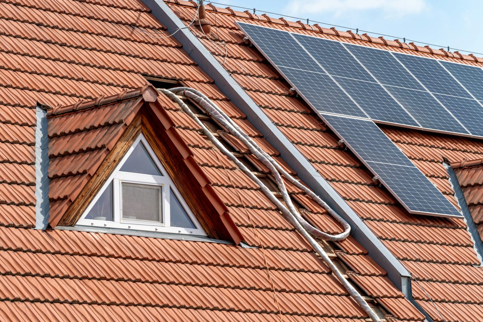 Comment enlever efficacement la mousse sur un toit ? roof repair and solar panel inspection, insulated with blown foam