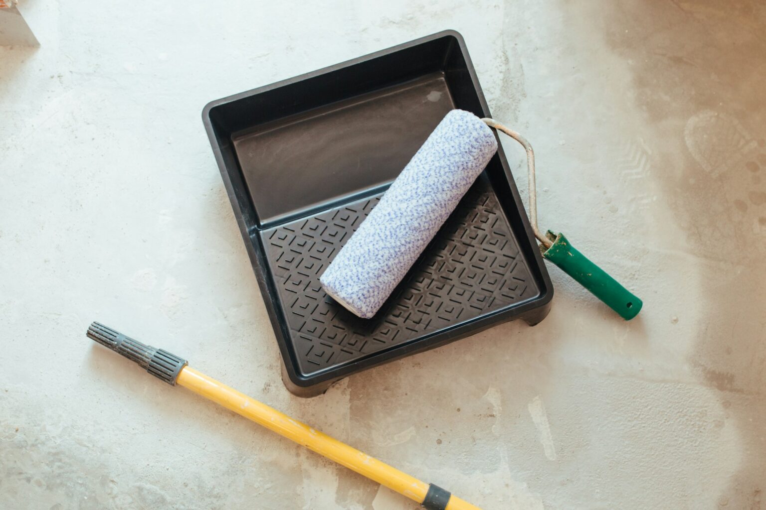 Comment peindre un carrelage : le guide complet the wall painting tool lies on the concrete floor