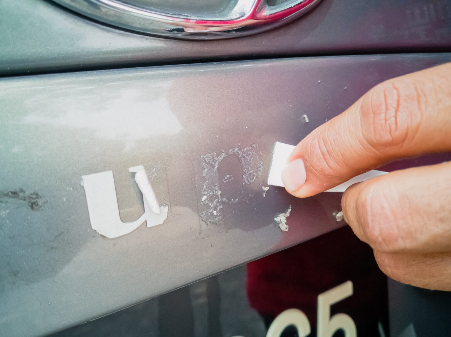 Remove the adhesive letter from the car body.