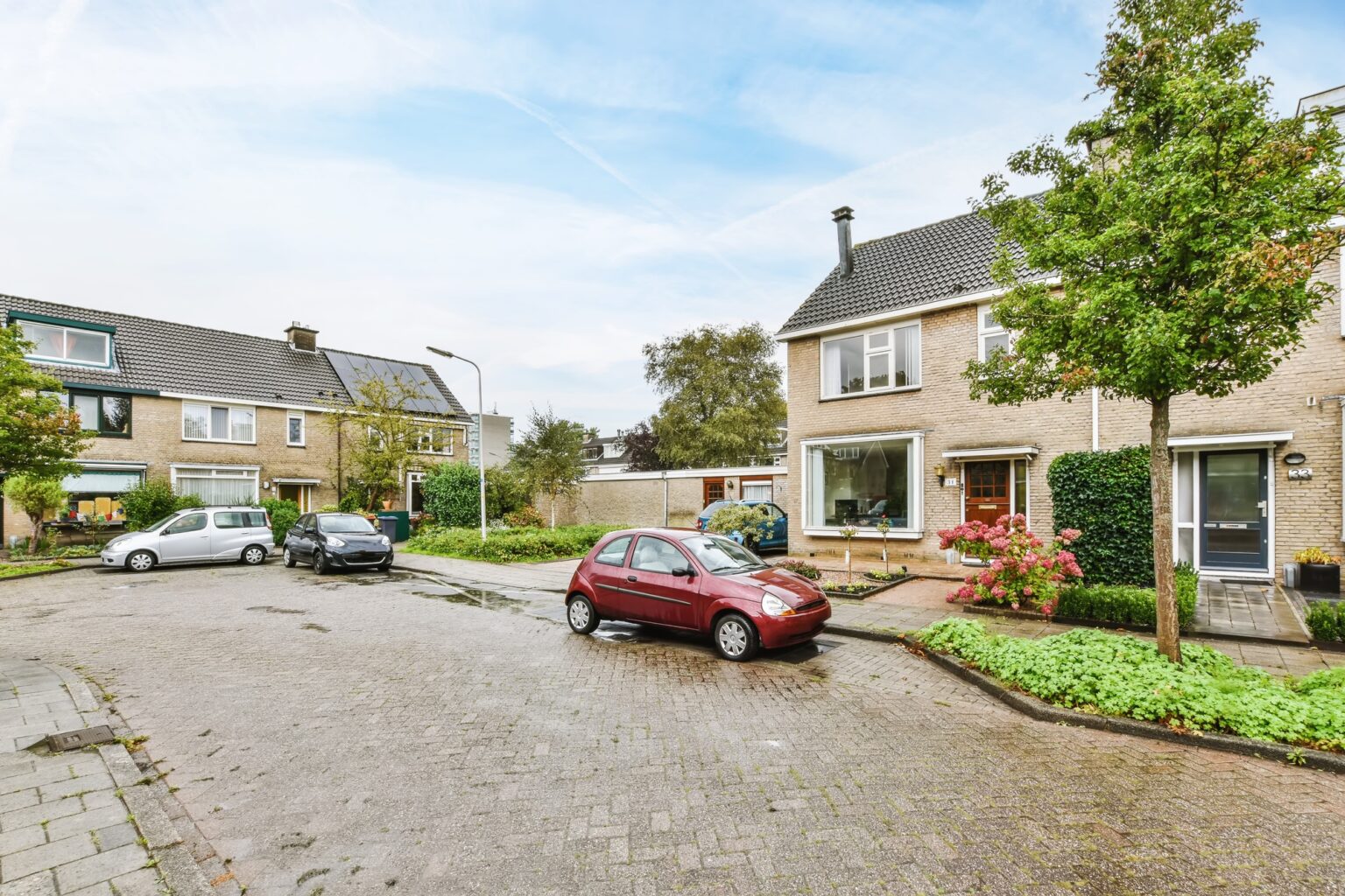 Peut-on faire des travaux sur une servitude de passage ? View of the facade of a house