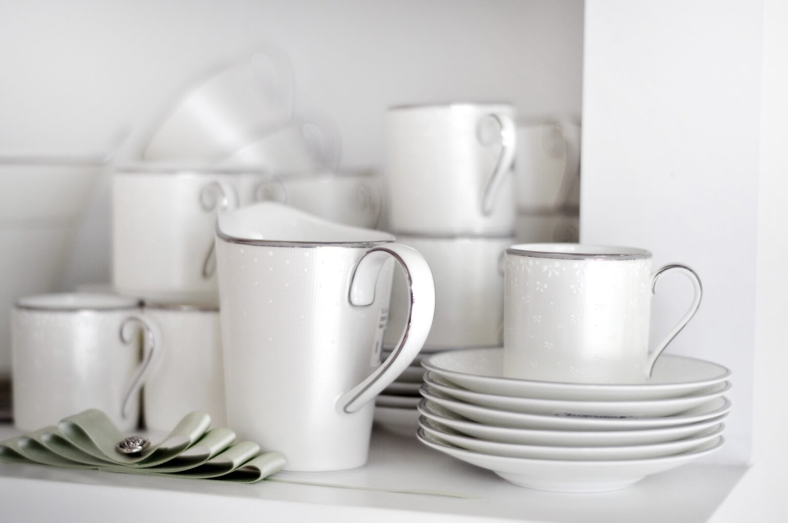 Comment enlever les rayures sur la porcelaine blanche : guide et astuces efficaces White porcelain China dishes and cups