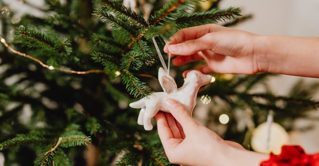 Créez votre sapin de Noël original : un atelier déco inspirant à faire soi-même découvrez comment créer votre propre sapin de noël diy avec des idées originales et faciles à réaliser. transformez votre intérieur en un espace festif et personnalisé grâce à des astuces créatives pour un noël unique et mémorable.