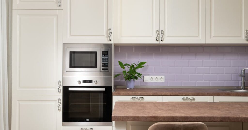 Réinventez votre cuisine avec des meubles et carrelages tendance à petit prix découvrez comment transformer votre cuisine grâce à des astuces de rénovation innovantes et des conseils pratiques. améliorez l'esthétique et la fonctionnalité de votre espace culinaire avec nos idées inspirantes et notre guide étape par étape.