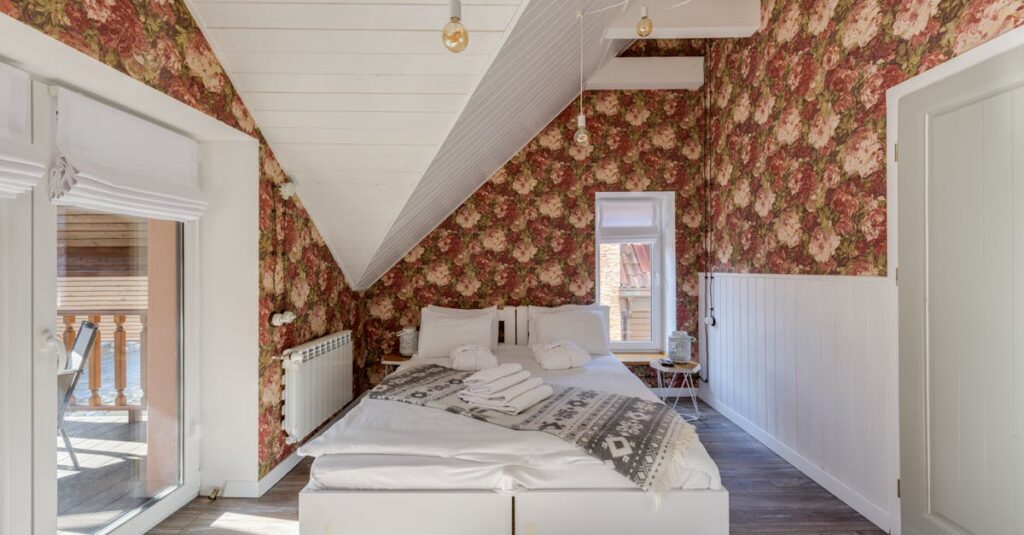 Transformez votre chambre sous les combles en un espace inspirant découvrez l'univers fascinant des combles avec notre guide complet. apprenez comment optimiser cet espace, que ce soit pour du rangement ou pour en faire un lieu de vie unique et confortable.