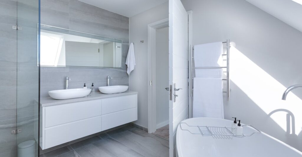 Transformez votre salle de bains : les couleurs qui inspirent et les erreurs à éviter transformez votre salle de bain en un espace moderne et fonctionnel avec nos conseils et idées inspirantes. découvrez des astuces de rénovation, des choix d'aménagement et des tendances pour créer un environnement relaxant et esthétique.
