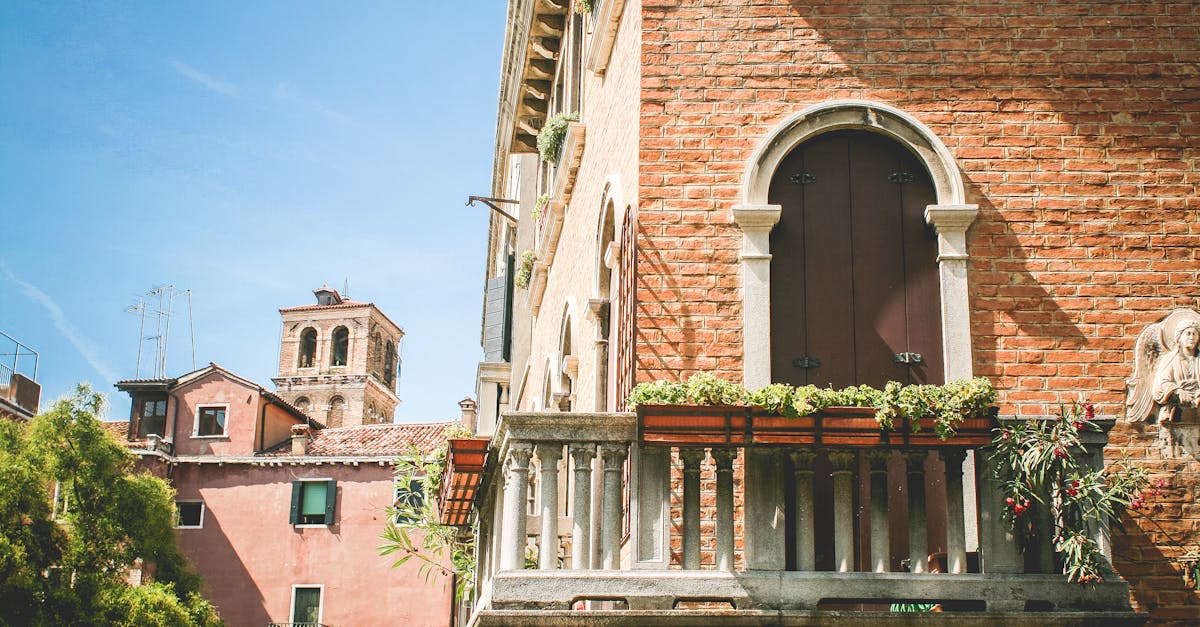 découvrez l'art d'aménager votre balcon pour en faire un espace agréable et convivial. explorez des idées de décoration, des astuces de jardinage et des conseils pour profiter pleinement de votre balcon tout au long de l'année.