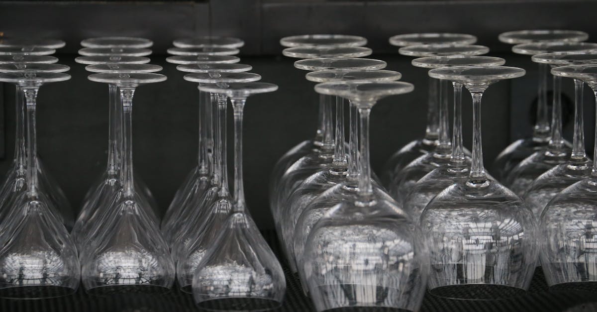découvrez notre élégant bar cabinet, idéal pour organiser et exposer vos bouteilles et verreries préférées. un ajout chic à votre décor qui allie fonctionnalité et style, parfait pour recevoir vos invités.