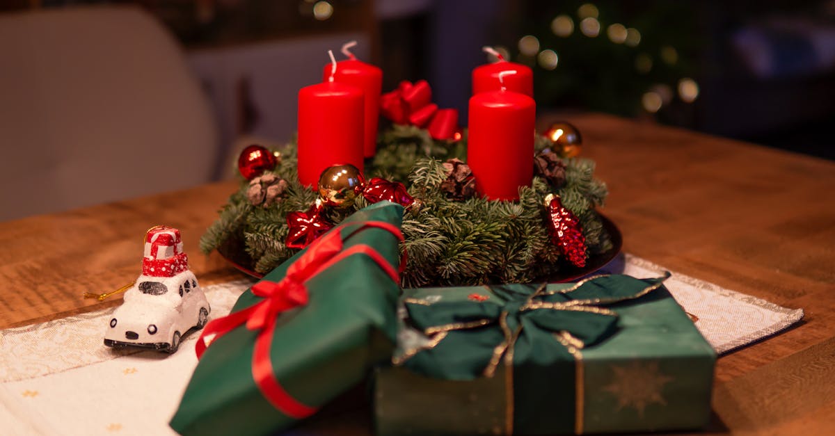 découvrez notre magnifique couronne de noël, idéale pour décorer votre porte d'entrée et apporter une touche festive à votre décoration intérieure. fabriquée avec des matériaux de qualité, elle embellit votre maison tout en évoquant l'esprit chaleureux des fêtes.