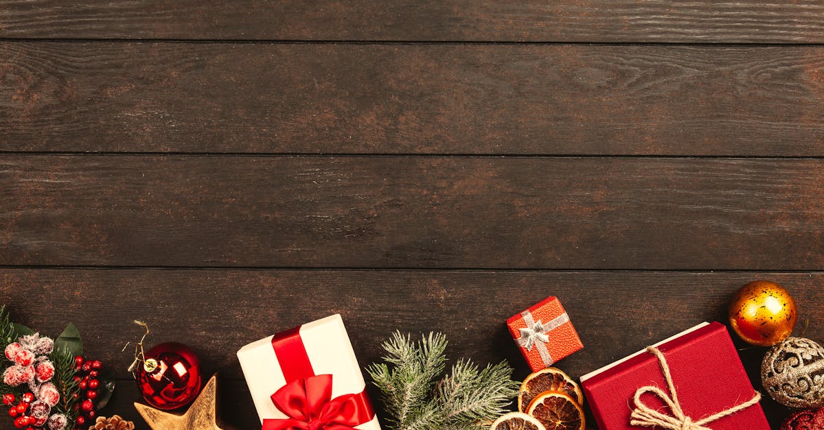 découvrez notre magnifique couronne de noël, parfaite pour égayer votre porte d'entrée pendant les fêtes. fabriquée avec des matériaux de qualité, elle allie tradition et élégance pour accueillir vos invités en beauté.