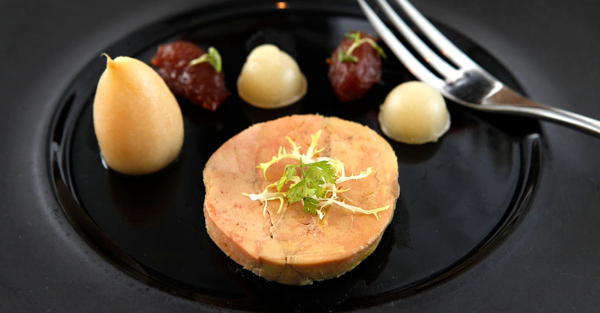 découvrez l'art culinaire du foie gras, une délicatesse française par excellence. apprenez tout sur ses origines, ses préparations et comment savourer ce mets raffiné, qu'il soit en terrine, poêlé ou en entier. idéal pour les grandes occasions ou pour émerveiller vos invités.