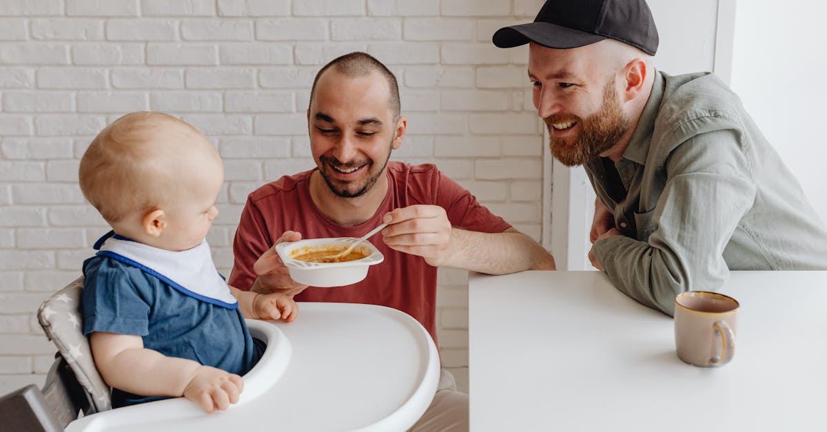 découvrez notre sélection de chaises hautes pratiques et élégantes pour les repas de votre bébé. confort et sécurité garantis pour des moments de partage inoubliables en famille.