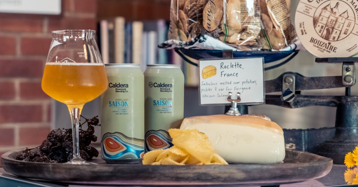 découvrez l'art de savourer une raclette parfaite : un mélange fondant de fromage, de pommes de terre et d'accompagnements savoureux pour des moments conviviaux en famille ou entre amis.