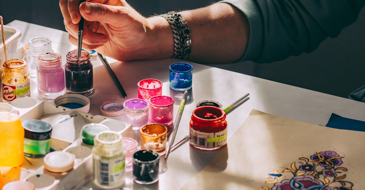 découvrez l'art du self-painting : une technique créative qui vous permet de libérer votre imagination en peignant vous-même vos œuvres. apprenez les astuces, techniques et conseils pour maîtriser cette forme d'expression artistique et laissez transparaître votre personnalité à travers la peinture.