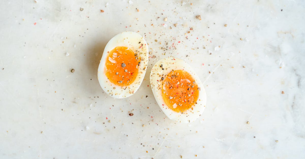 découvrez la perfection d'un œuf à la coque : sa texture délicate et son jaune coulant en font un incontournable des petits-déjeuners gourmands. apprenez à le préparer facilement et savourez-le avec vos assaisonnements préférés.