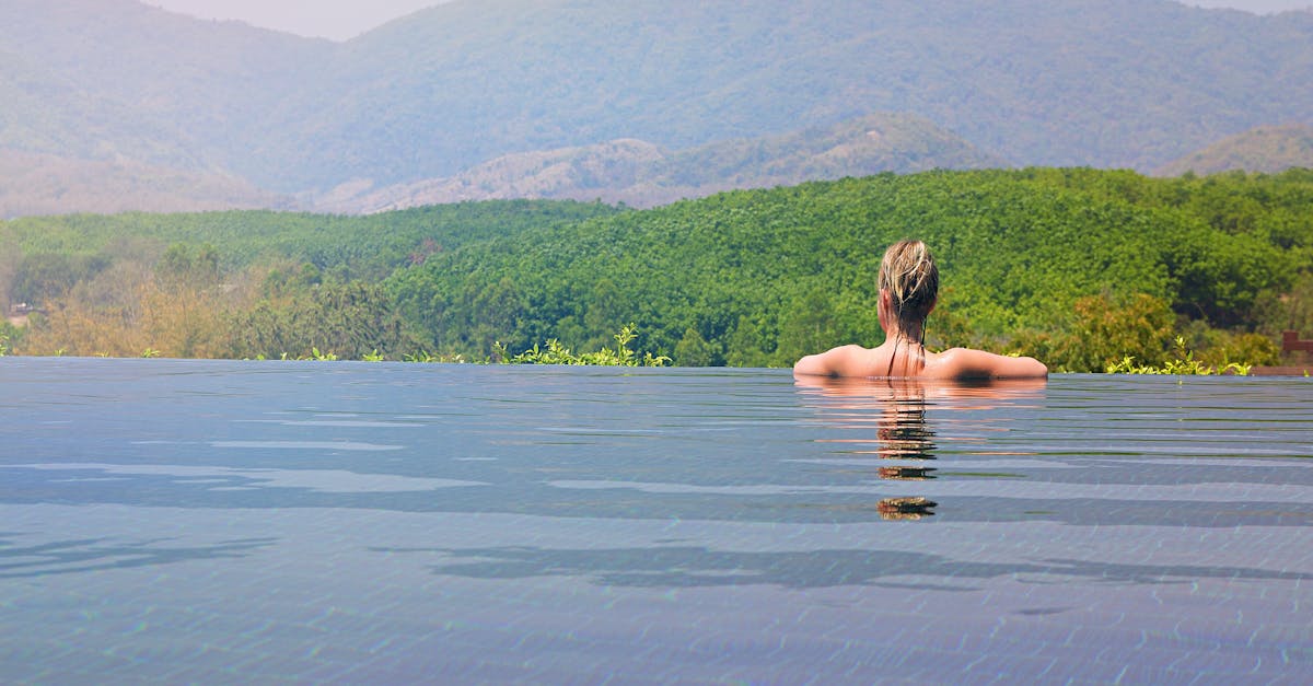 découvrez l'harmonie parfaite entre détente et plaisir avec notre piscine spa. profitez d'un oasis de bien-être, alliant baignade rafraîchissante et moments de relaxation dans notre espace dédié.