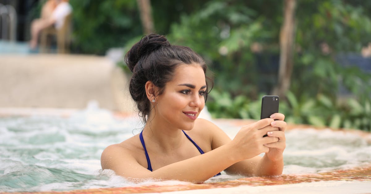 découvrez l'univers relaxant de notre piscine spa, un oasis de détente où vous pouvez plonger dans des eaux chauffées, profiter de jets massants et vivre des moments de bien-être inoubliables. parfait pour se ressourcer et se relaxer.