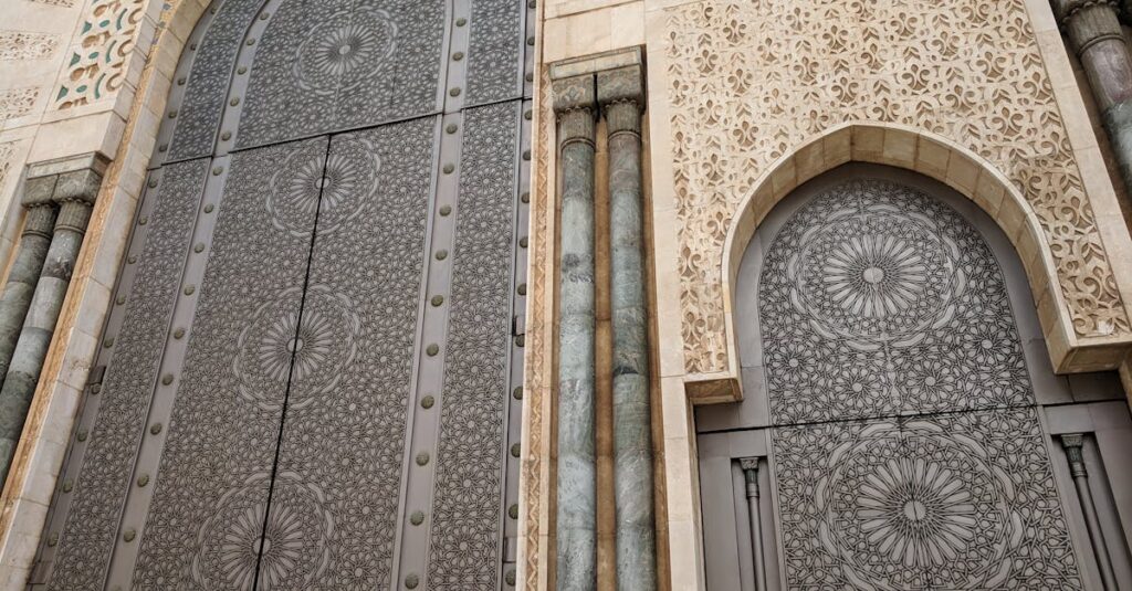 découvrez l'univers fascinant du zellige, cet artisanat marocain emblématique qui allie tradition et modernité. explorez ses motifs colorés et ses applications décoratives uniques pour transformer vos espaces.