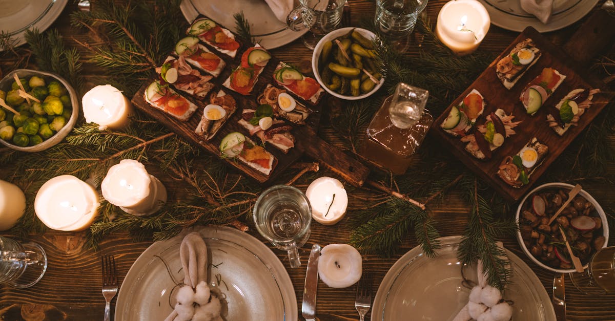 découvrez des idées inspirantes pour sublimer votre table de noël avec des décorations festives et élégantes. créez une ambiance chaleureuse et accueillante pour vos repas en famille grâce à des astuces de décoration, des thèmes variés et des conseils pratiques.