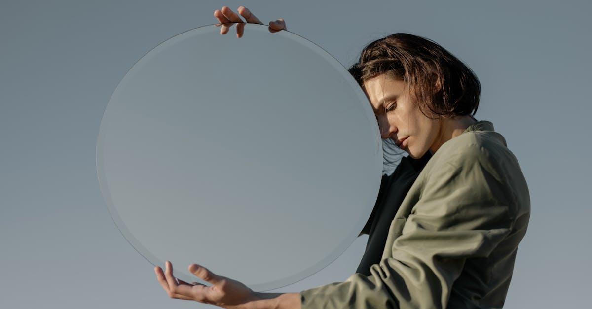 découvrez notre miroir inspirant, un élément décoratif qui allie esthétique et fonctionnalité. éveillez votre créativité et votre confiance en soi grâce à ce reflet unique qui illumine votre intérieur tout en ajoutant une touche d'élégance.