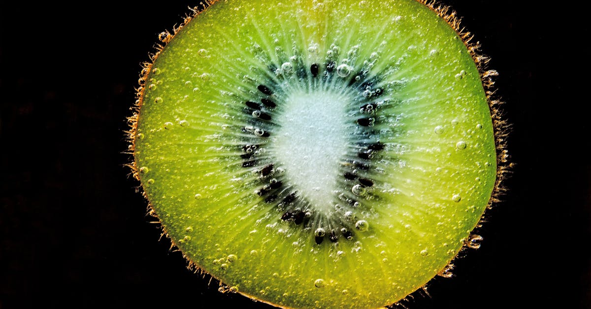 découvrez les bienfaits du kiwi, ce fruit exotique riche en vitamines et antioxydants. apprenez à l'intégrer dans votre alimentation pour booster votre santé et savourer ses délicieuses saveurs!