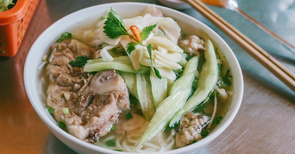 découvrez le lemongrass, une herbe aromatique prisée pour son parfum frais et citronné. utilisée en cuisine et en infusions, elle apporte une touche unique à vos plats et boissons. explorez ses bienfaits pour la santé et laissez-vous séduire par son goût exotique.