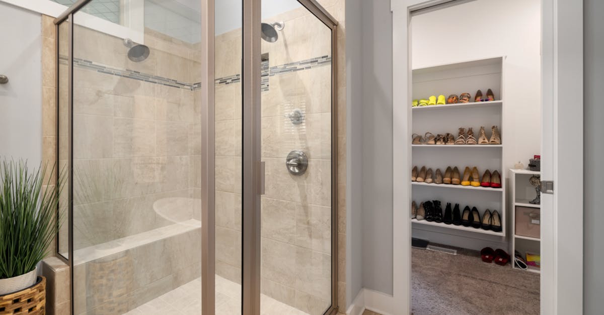 découvrez nos solutions de rangement pour chaussures, idéales pour organiser et maximiser l'espace dans votre maison. trouvez des étagères, boîtes et meubles élégants qui s'adaptent à tous les styles, tout en protégeant et en mettant en valeur vos chaussures préférées.
