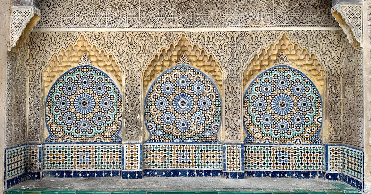 découvrez l'art du zellige, ces magnifiques carreaux de céramique principalement marocains, qui apportent une touche d'élégance et d'authenticité à vos intérieurs. explorez les techniques de fabrication, les motifs variés et les applications décoratives du zellige pour sublimer vos espaces. plongez dans l'univers riche et coloré de cette tradition artisanale intemporelle.