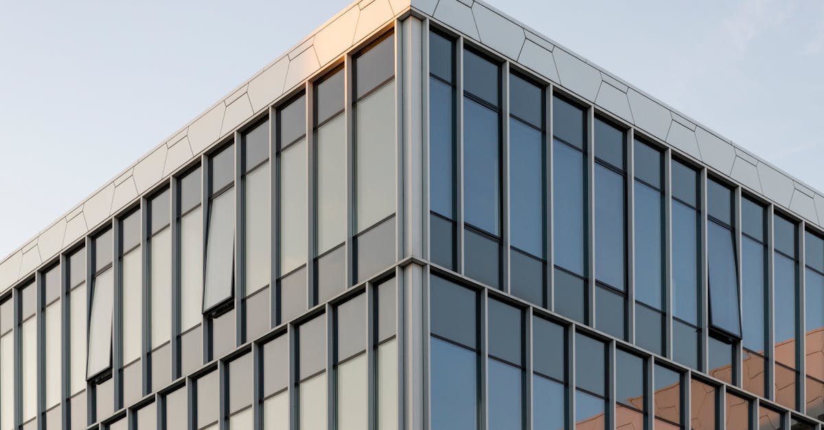 découvrez l'art du glazing, une technique de finition qui apporte éclat et profondeur à vos créations. apprenez comment appliquer cette méthode pour sublimer vos peintures, céramiques et objets décoratifs, et transformez vos œuvres en véritables pièces maîtresses.