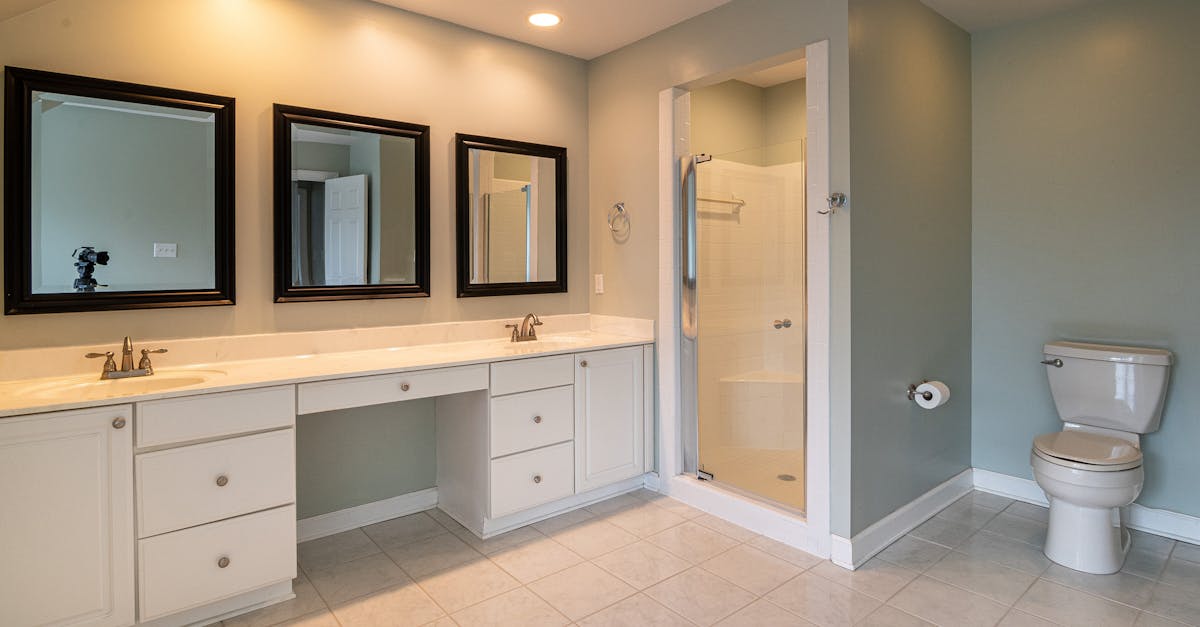 découvrez les dimensions standards des toilettes pour optimiser l'espace de votre salle de bain. guide pratique pour choisir le modèle adapté à vos besoins et assurer un confort maximal.