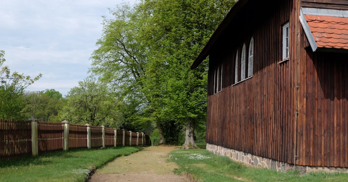 découvrez notre sélection de clôtures en bois, alliant esthétique et robustesse. parfaites pour délimiter votre espace tout en ajoutant une touche naturelle à votre jardin. optez pour la qualité et le style avec nos clôtures en bois sur mesure.