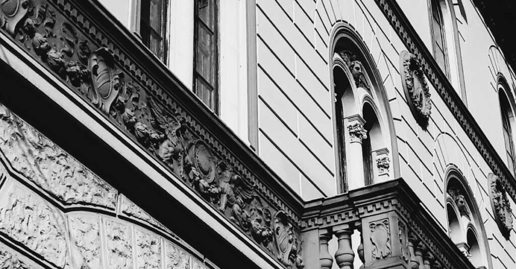 découvrez tout ce qu'il faut savoir sur les linteaux, ces éléments architecturaux essentiels qui soutiennent les ouvertures dans les murs. apprenez les différents types de linteaux, leurs matériaux, et leur rôle dans la construction et la rénovation.