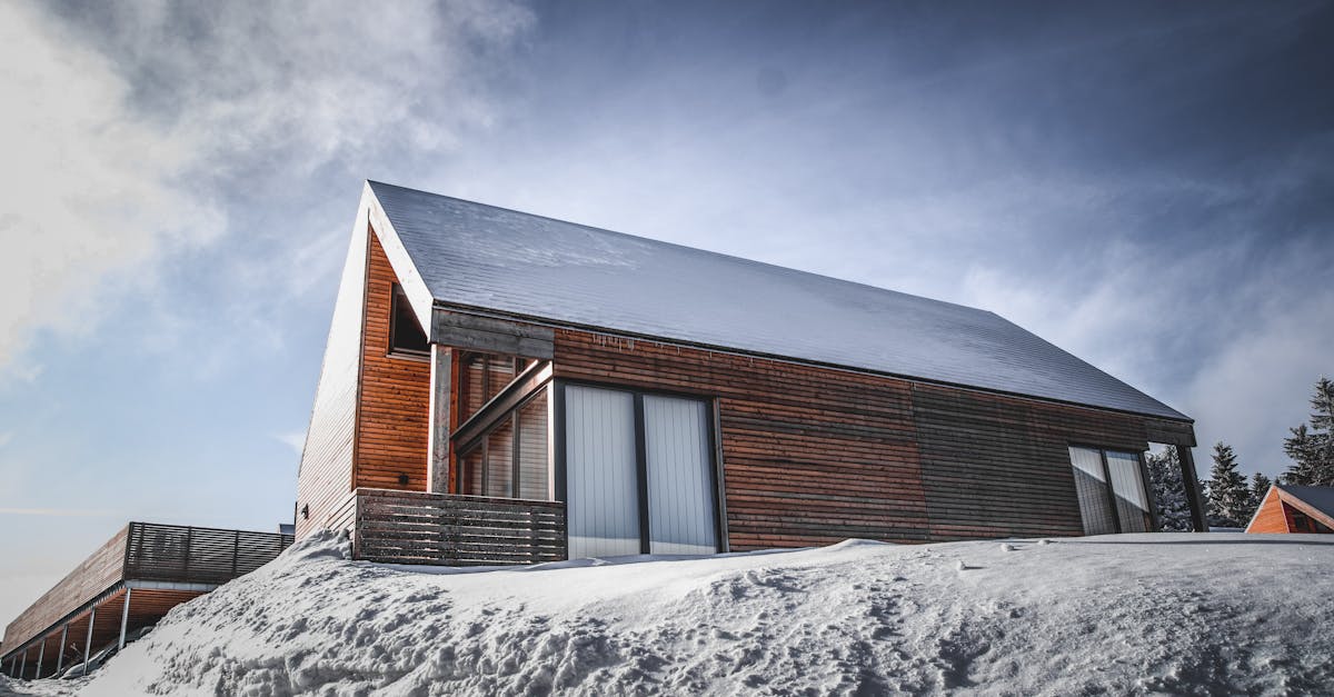 découvrez l'importance de l'isolation de toiture pour améliorer l'efficacité énergétique de votre maison. apprenez comment choisir les meilleurs matériaux et méthodes pour garantir un confort optimal tout en réduisant vos factures d'énergie.