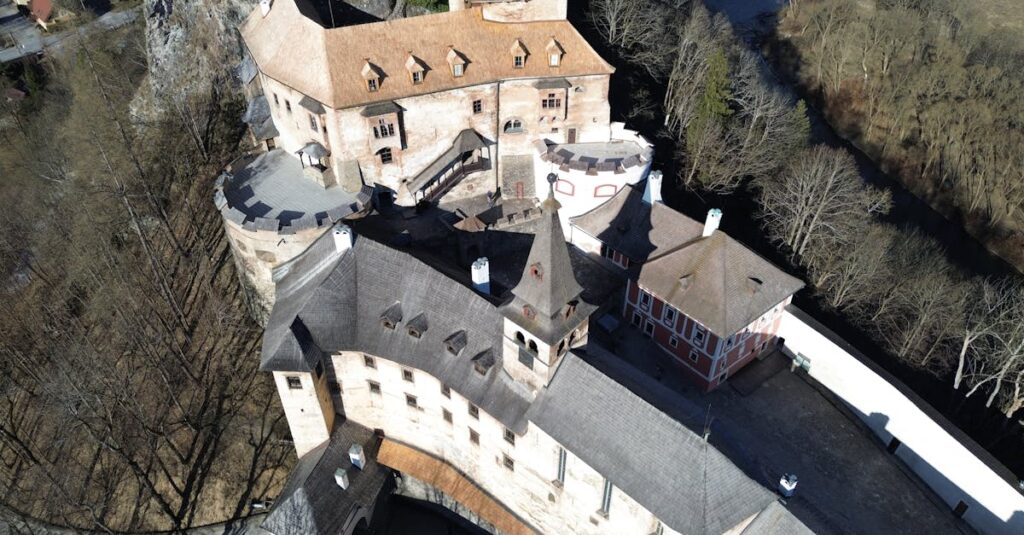 Assurer l’étanchéité optimale d’un toit terrasse découvrez des solutions efficaces pour l'étanchéité de votre toiture. protégez votre maison des infiltrations d'eau grâce à nos méthodes de couverture imperméabilisante. informez-vous sur les produits et techniques pour une toiture durable et résistante aux intempéries.