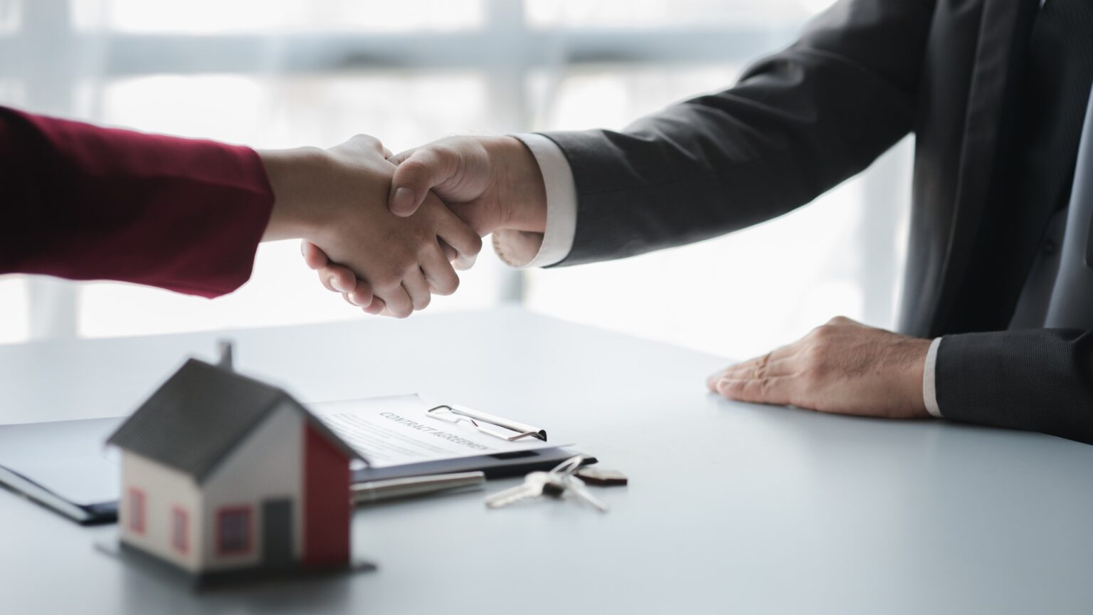 Coopérative immobilière à Rennes : L’accession sociale à la propriété réinventée The salesperson of the housing estate in the project.