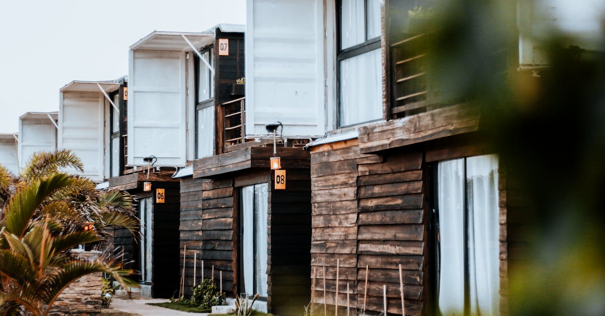 découvrez le bardage en bois, une solution esthétique et durable pour votre extérieur. apportez chaleur et caractère à votre maison tout en bénéficiant d'une isolation efficace et d'une maintenance simplifiée.