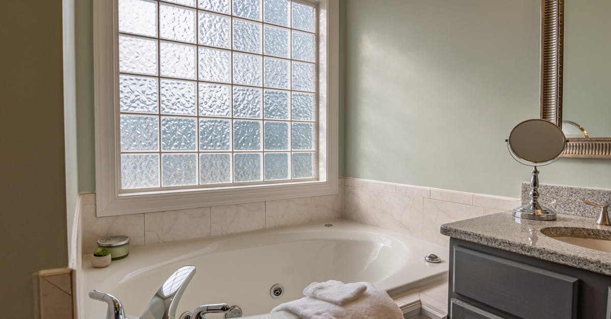 découvrez notre baignoire accessible, conçue pour offrir confort et sécurité à tous. idéale pour les personnes à mobilité réduite, elle combine fonctionnalité et style pour transformer votre salle de bain en un espace pratique et esthétique.