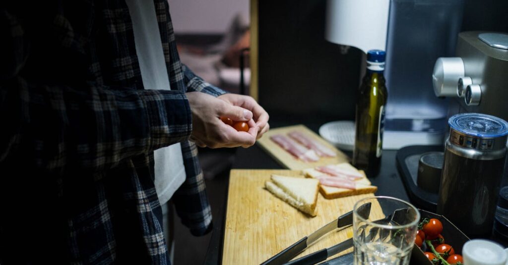 Cuisine sombre ou noire : comment choisir la crédence ou le carrelage parfait ? découvrez le concept révolutionnaire des dark kitchens, des cuisines professionnelles dédiées exclusivement à la livraison de plats savoureux. optimisez votre expérience culinaire en savourant des repas préparés par des chefs experts, directement chez vous. plongez dans l'univers des dark kitchens et explorez un choix varié de cuisines du monde entier.