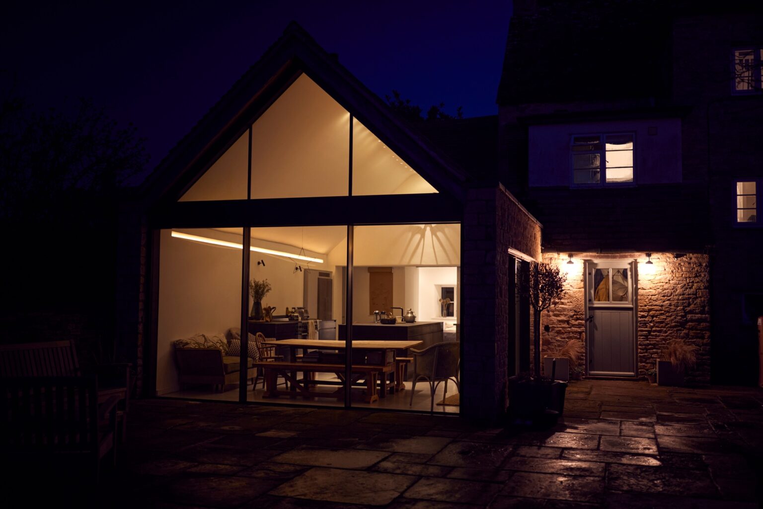Extension de maison : transformez votre habitat avec style et fonctionnalité Exterior View Of Beautiful Kitchen Extension At Night