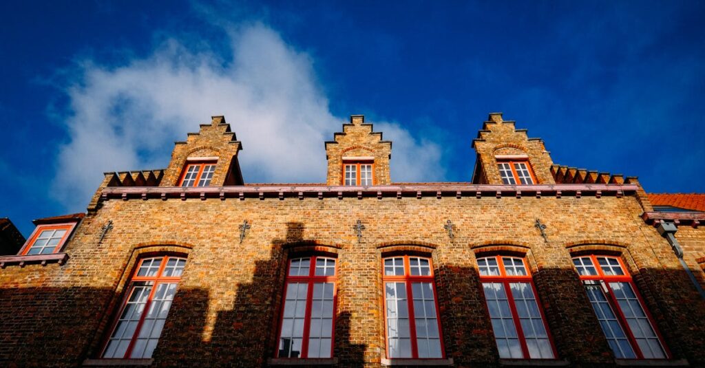 Zoom sur la toiture à deux pans : un choix esthétique et fonctionnel découvrez les avantages et caractéristiques d'un toit à pignon, une solution esthétique et fonctionnelle pour votre maison. apprenez-en plus sur son design, sa durabilité et son efficacité pour l'évacuation des eaux pluviales.