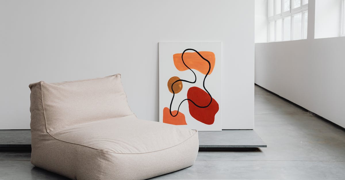 découvrez l'univers fascinant de la peinture géométrique, où formes et couleurs s'entrelacent pour créer des œuvres modernes et dynamiques. plongez dans cette tendance artistique qui allie abstraction et harmonie visuelle.
