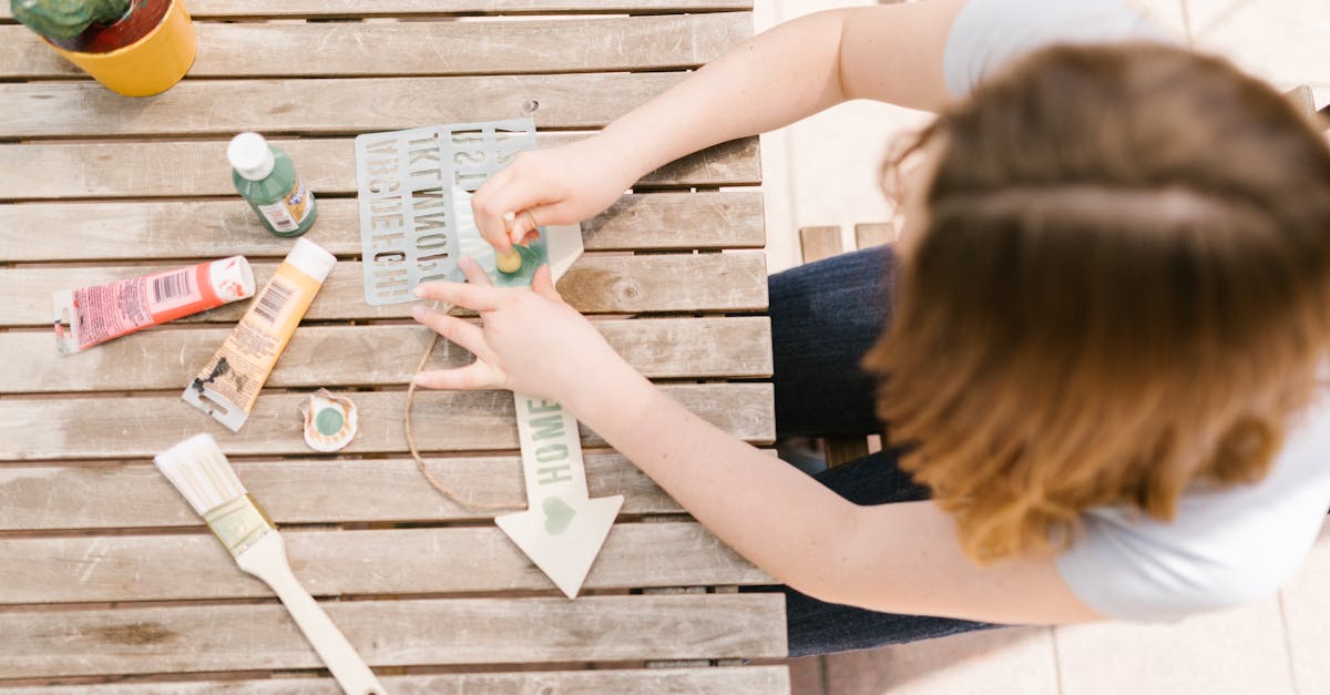 découvrez les techniques et conseils essentiels pour peindre vos surfaces en bois en extérieur. protégez et embellissez votre mobilier de jardin avec des peintures résistantes aux intempéries adaptées à tous vos projets de bricolage.