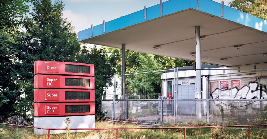 découvrez le fascinant monde du bleu pétrole, une teinte riche et élégante qui apporte une touche de sophistication à votre décor. explorez nos conseils sur l'utilisation de cette couleur pour sublimer votre intérieur, des idées d'association avec d'autres couleurs aux inspirations pour des accessoires stylés.