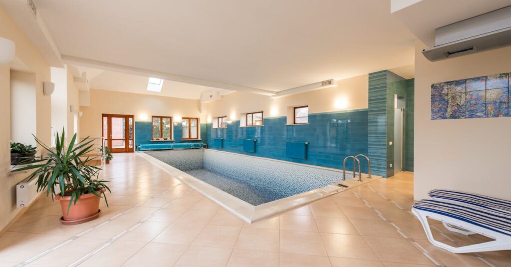 découvrez notre pool house, un espace de détente idéal pour profiter de votre piscine. aménagé avec goût, il offre un coin repas, des transats et des jeux d'extérieur, créant ainsi une atmosphère parfaite pour des moments en famille ou entre amis. transformez vos journées d'été en un véritable havre de paix.