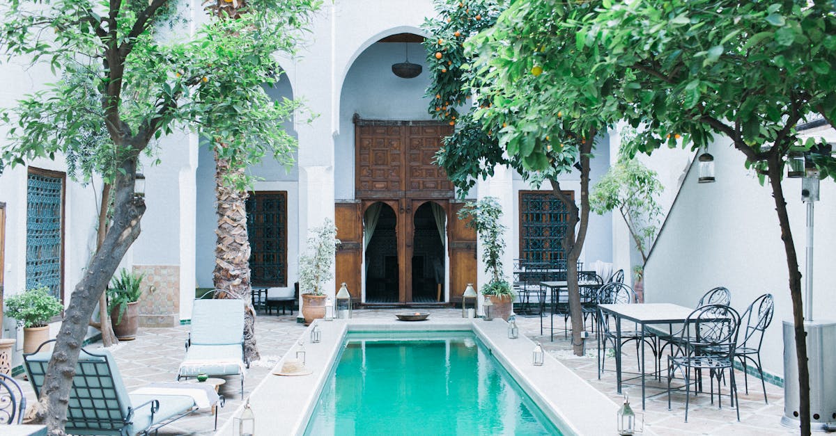 découvrez le charme d'un pool house, l'endroit idéal pour se détendre au bord de la piscine, alliant confort et style. aménagez cet espace unique pour vos moments de convivialité, complété de mobilier tendance et d'une décoration soignée.