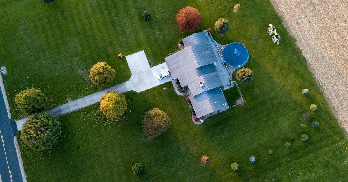 découvrez notre élégant pool house, l'endroit idéal pour se détendre et profiter des beaux jours. aménagé avec soin, il offre un espace convivial avec une piscine, des transats confortables et un coin barbecue pour des moments inoubliables en famille ou entre amis.