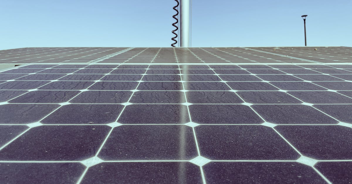 découvrez les réglementations solaires essentielles pour maximiser l'efficacité de vos installations photovoltaïques. apprenez-en davantage sur les normes, les incitations fiscales et les obligations légales qui régissent l'énergie solaire en france.